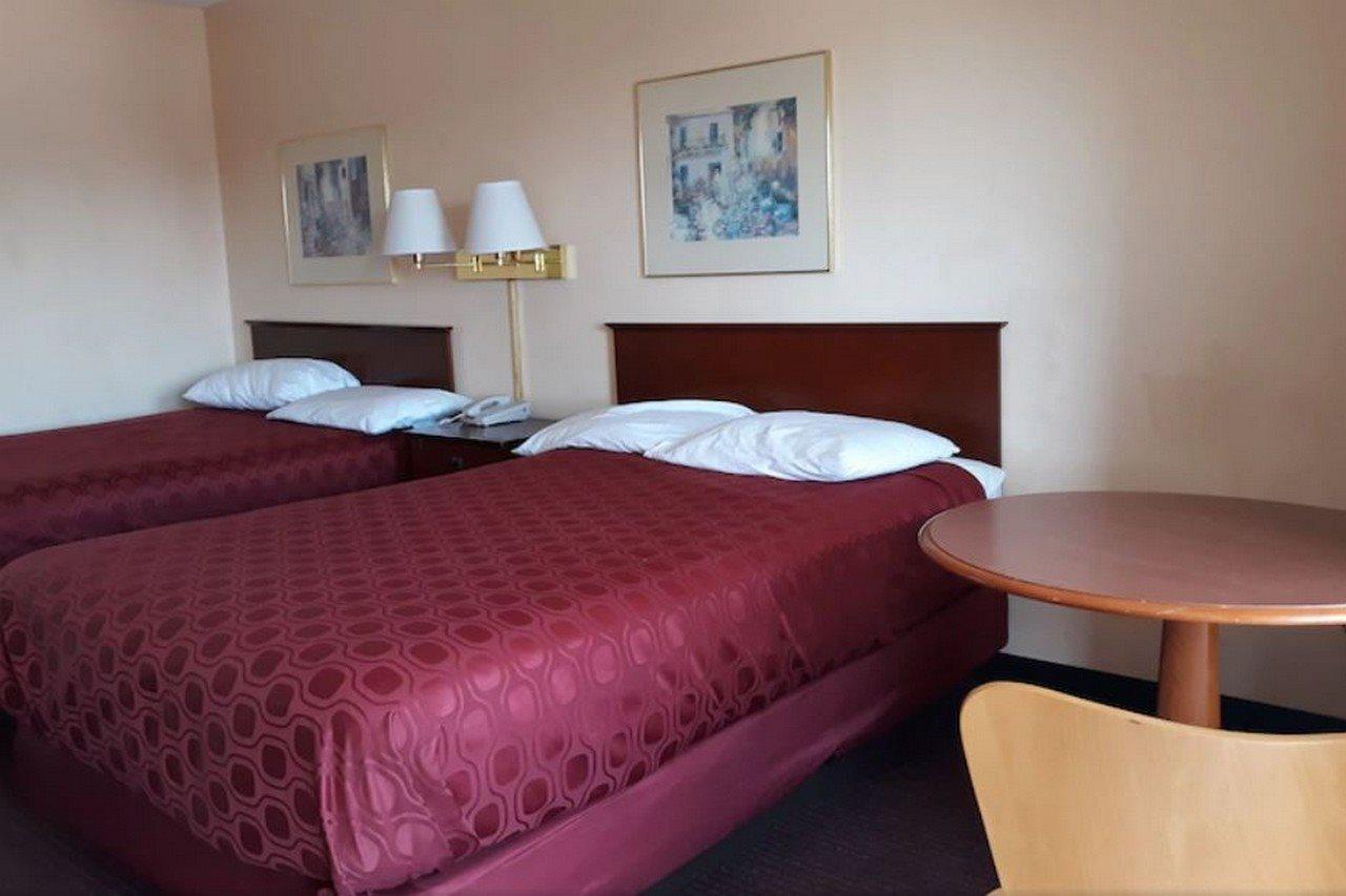 Americas Best Value Inn Стокбридж Экстерьер фото