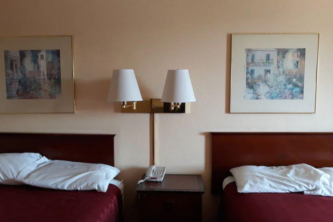 Americas Best Value Inn Стокбридж Экстерьер фото