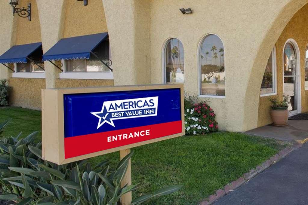 Americas Best Value Inn Стокбридж Экстерьер фото