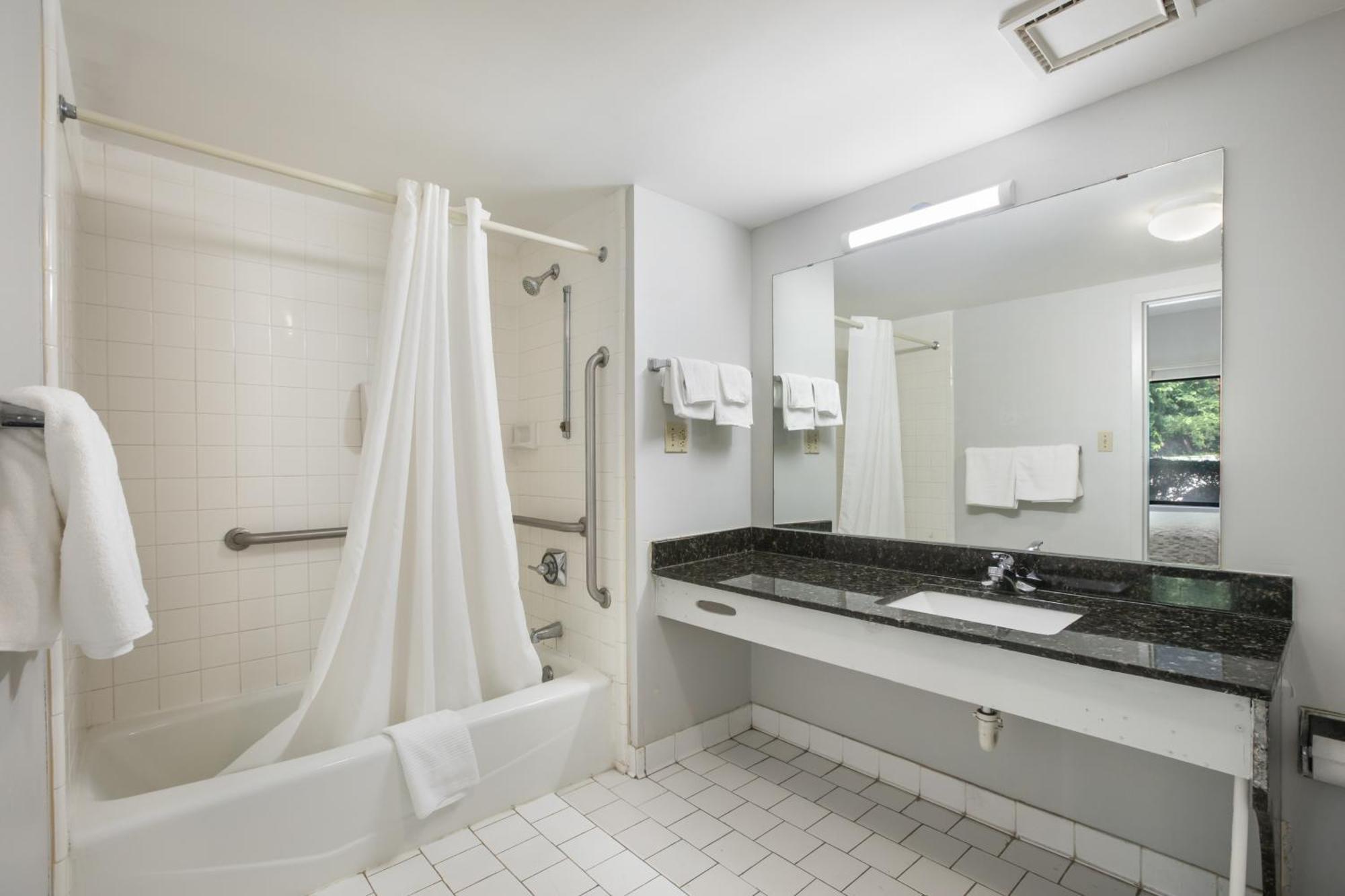 Americas Best Value Inn Стокбридж Номер фото