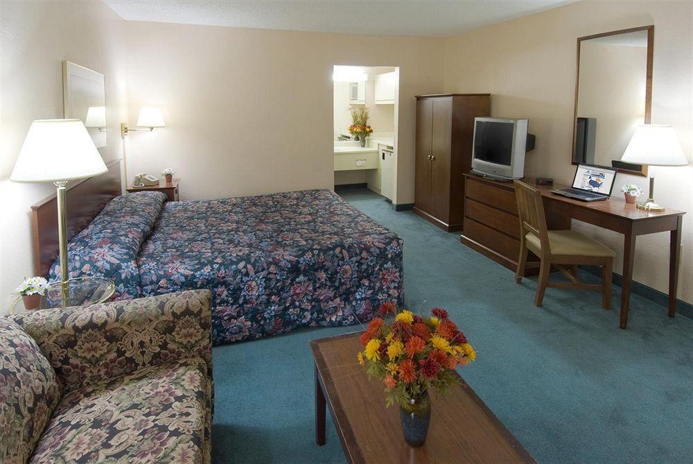 Americas Best Value Inn Стокбридж Номер фото